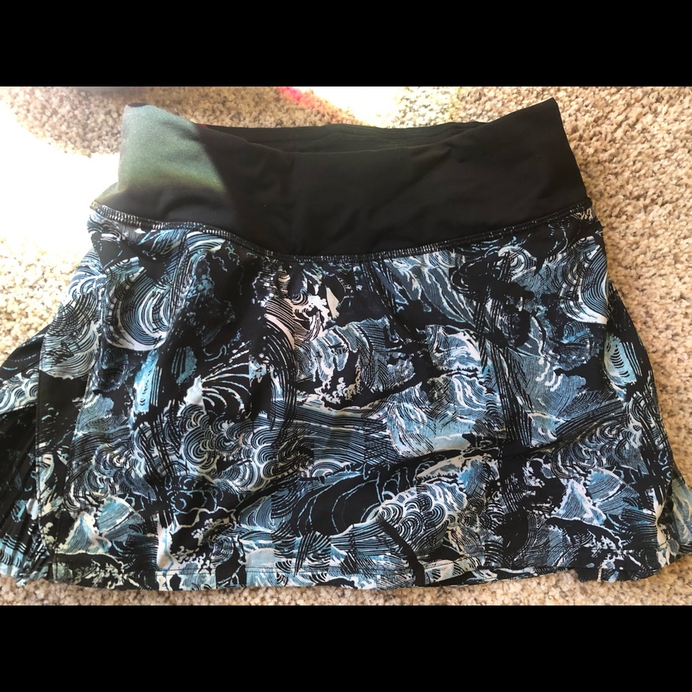 Lululemon exercise skirt inner lining, vent pocket